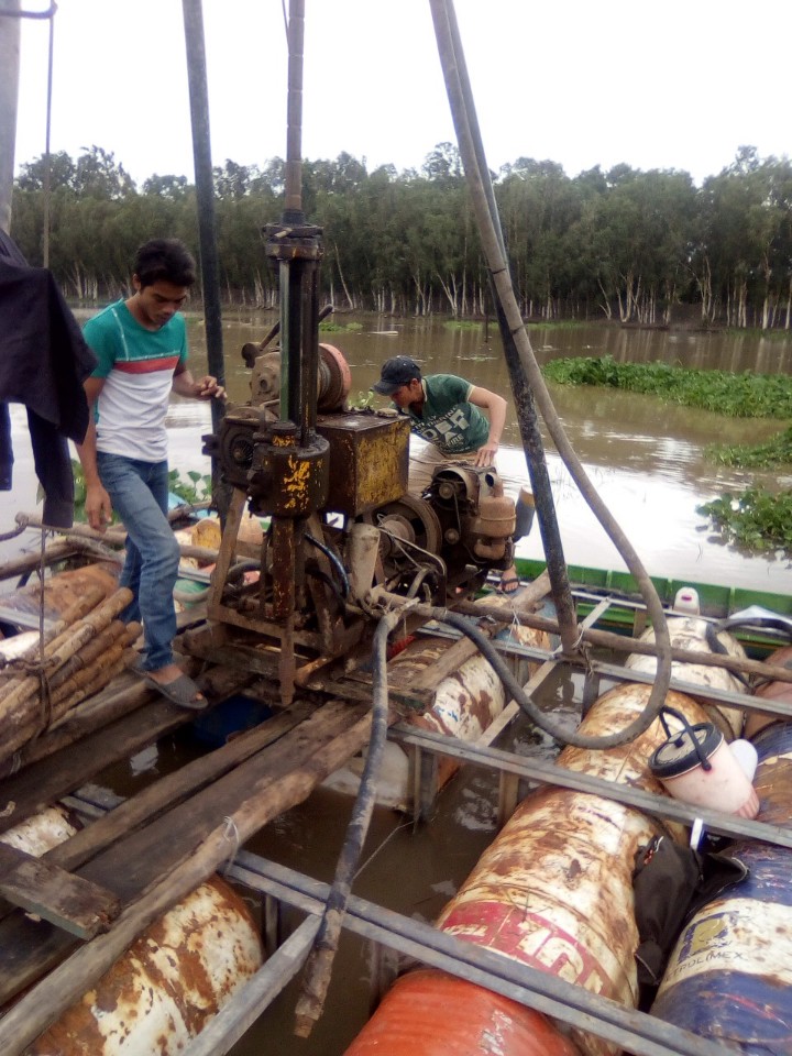 Làm bè khoan địa chất trển sông